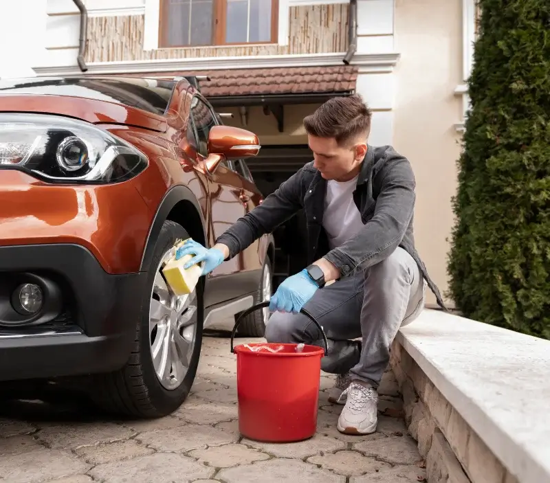 Lavage auto à domicile Habère-Lullin : professionnel intervenant sur un véhicule